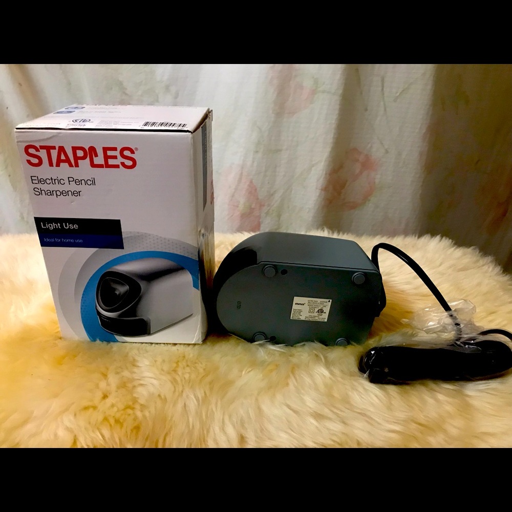 STAPLES Electric Pencil Sharpener